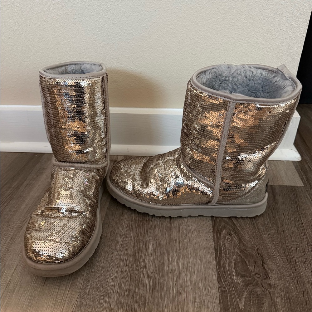 UGG Women's Classic Short Size 9 Silver Sequins Fur Lined Pull On Boots